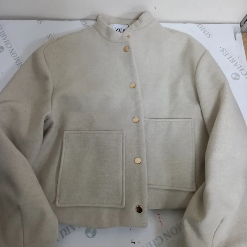 ZARA LONG SLEEVE BUTTON UP CROP CARDIGAN IN CREAM - LARGE