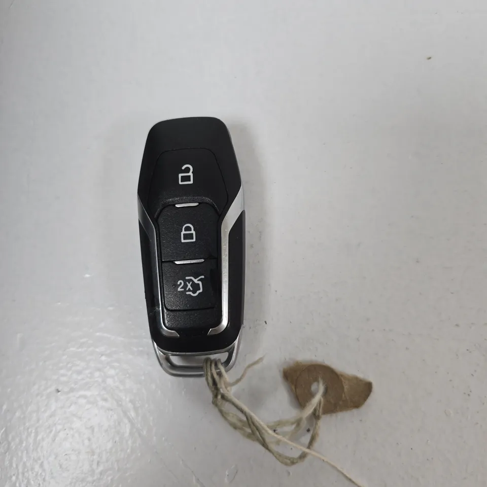 TOTE OF APPROXIMATELY 15 ASSORTED AUTO ITEMS TO INCLUDE: CAR KEY
