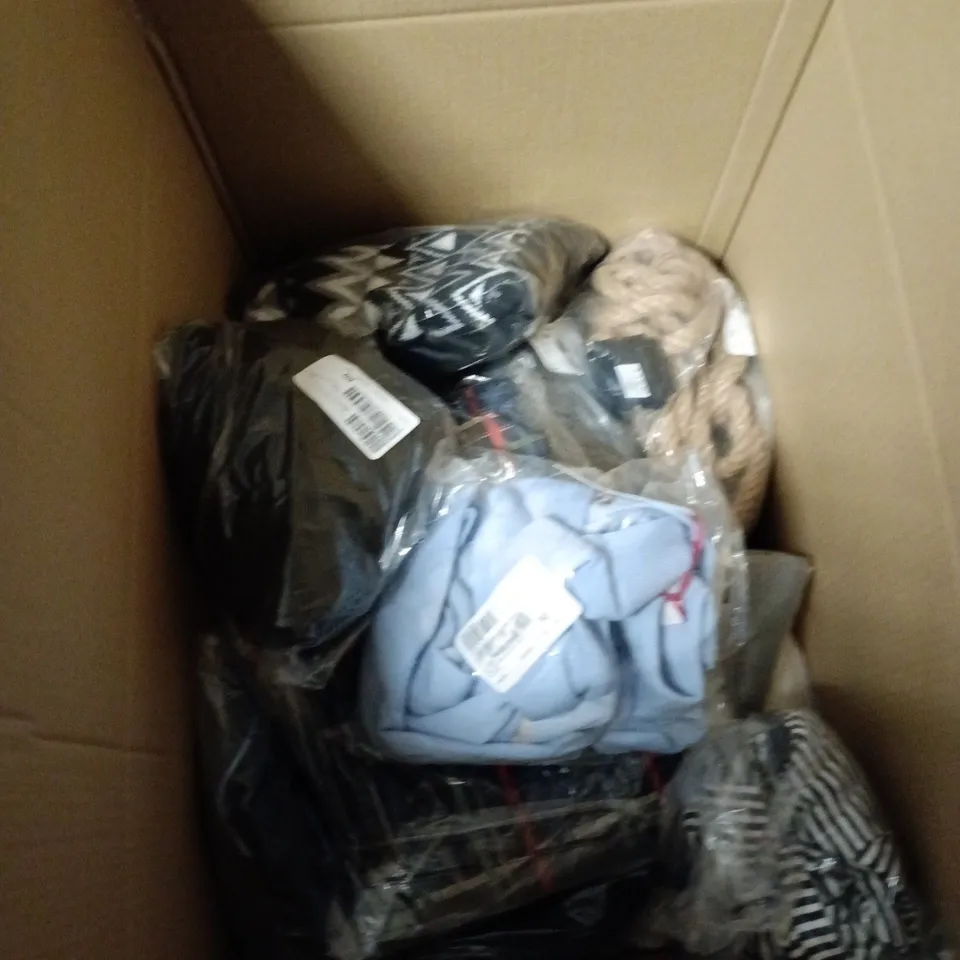 APPROXIMATELY 20 ASSORTED CLOTHING ITEMS IN VARIOUS STYLES, SIZES & COLOURS