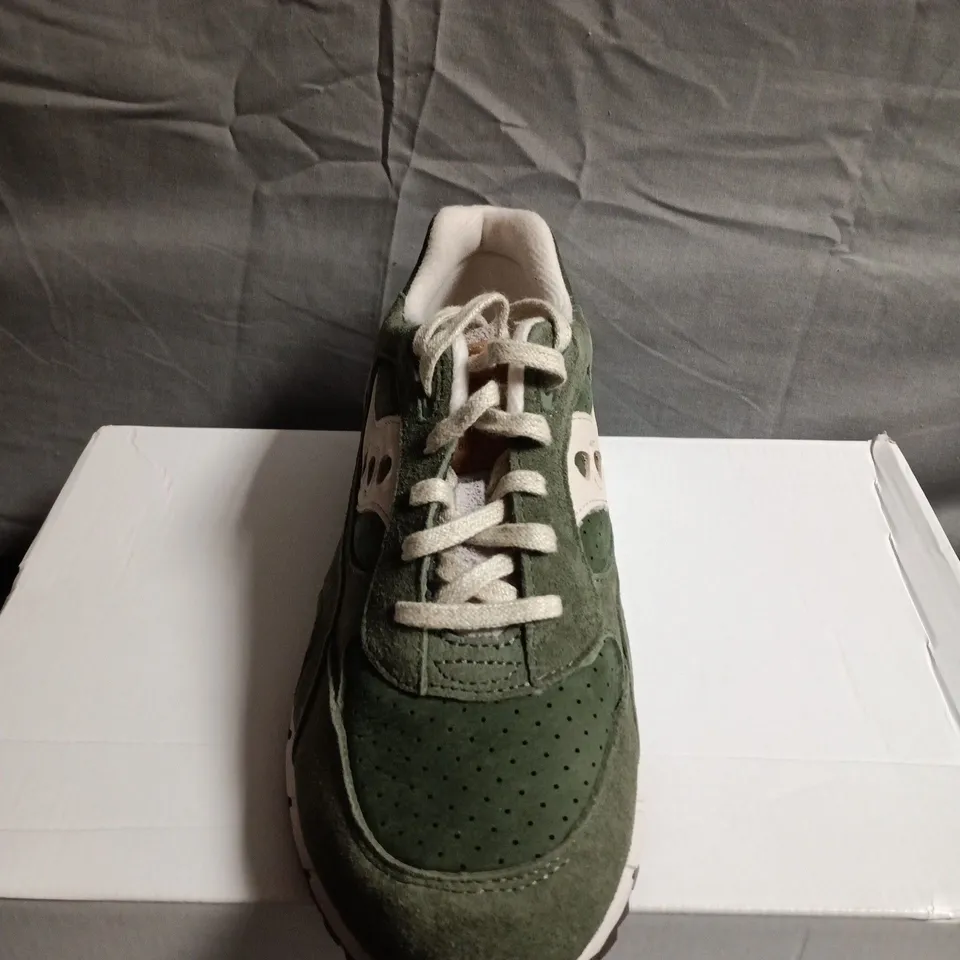 BOXED PAIR OF SAUCONY ORIGINALS GREEN SUEDE SNEAKERS – UK SIZE 8.5