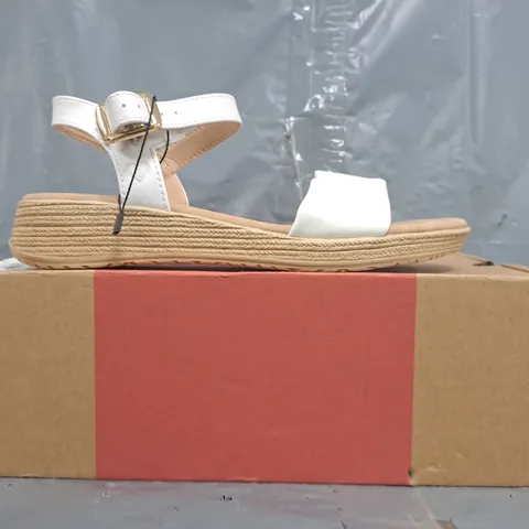 BOXED PAIR OF HEAVENLY FEET OPEN TOE SANDALS IN WHITE SIZE UK 5
