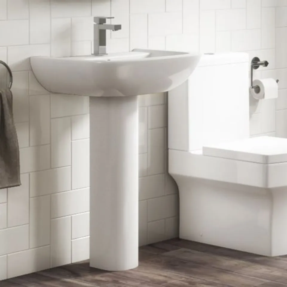 BOXED ASHFORD/BAXENDALE 610MM WHITE CERAMIC BASIN