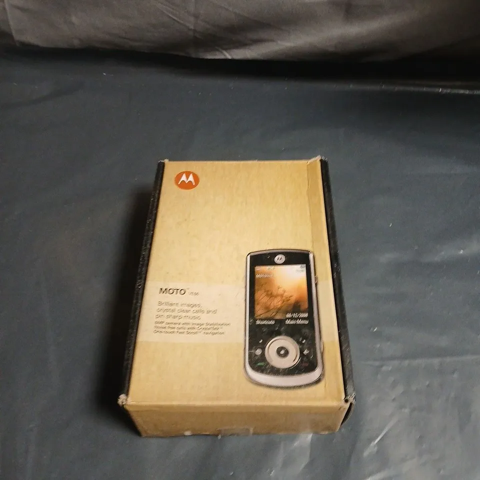 MOTOROLA MOTO MOBILE PHONE – BLACK HANDSET IN ORIGINAL BOX 