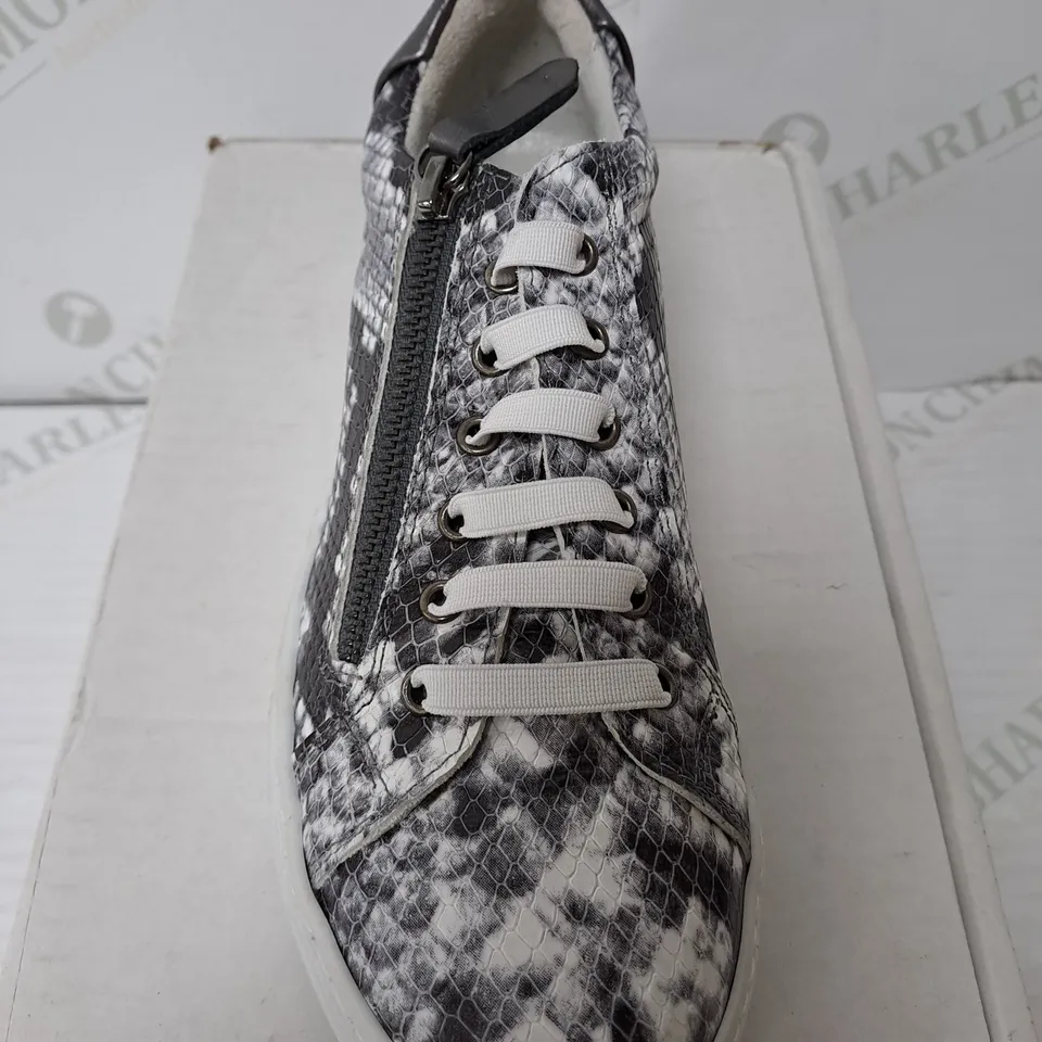 BOXED SNAKE SKIN LEATHER TRAINERS SIZE 3CL