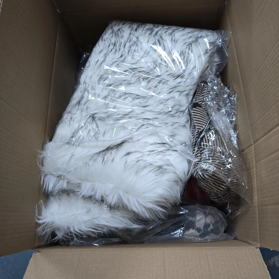 BOX OF APPROXIMATELY 8 ASSORTED HOUSEHOLD ITEMS TO INCLUDE RUG, MIDI DRESS, BELT ETC