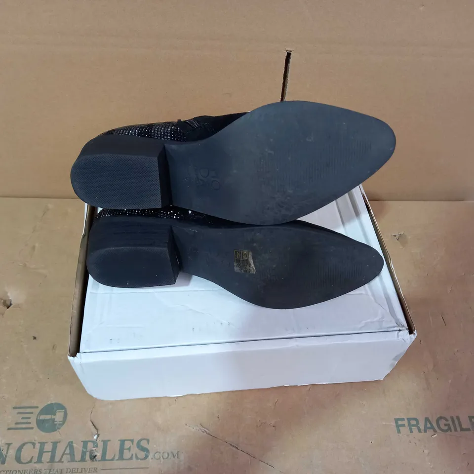 BOXED PAIR OF MODA IN PELLE- SIZE 40