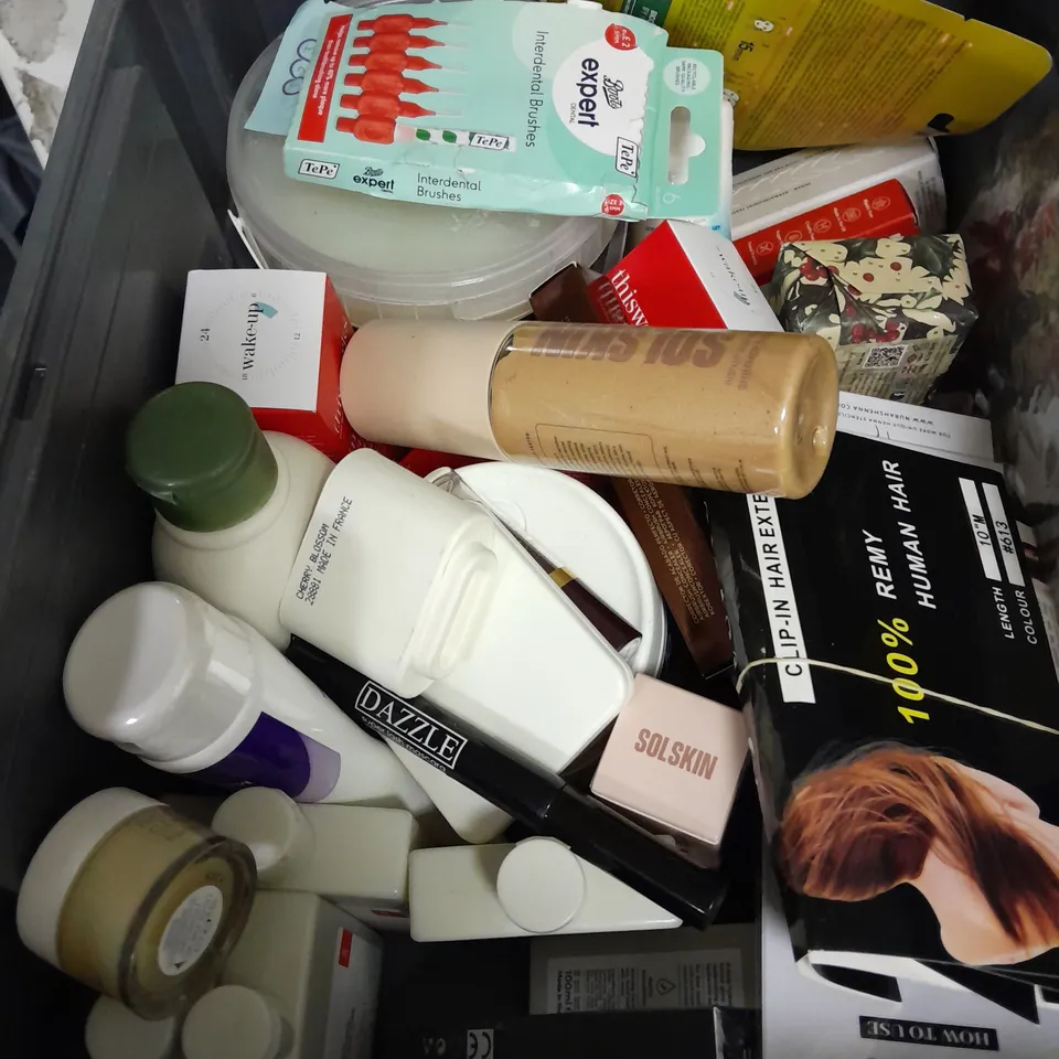 APPROXIMATELY 20 ASSORTED HEALTH & BEAUTY PRODUCTS TO INCLUDE DOVE HYDRATE BODY WASH, NIVEA BODY WASH AND HENNA TATTOO STENCILS