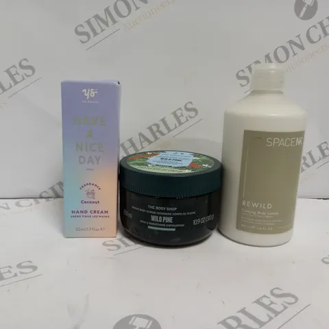 APPROXIMATELY 10 ASSORTED HEALTH AND BEAUTY PRODUCTS TO INCLUDE SPACE NK REWILD CALMING BODY LOTION, YES STUDIO HAVE A NICE DAY HAND CREAM, THE BODY SHOP WILD PINE SUGAR BODY SCRUB