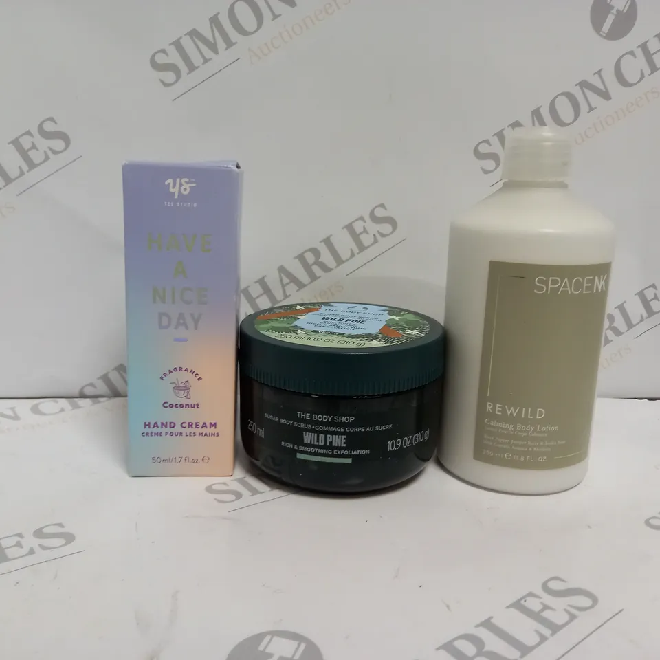 APPROXIMATELY 10 ASSORTED HEALTH AND BEAUTY PRODUCTS TO INCLUDE SPACE NK REWILD CALMING BODY LOTION, YES STUDIO HAVE A NICE DAY HAND CREAM, THE BODY SHOP WILD PINE SUGAR BODY SCRUB