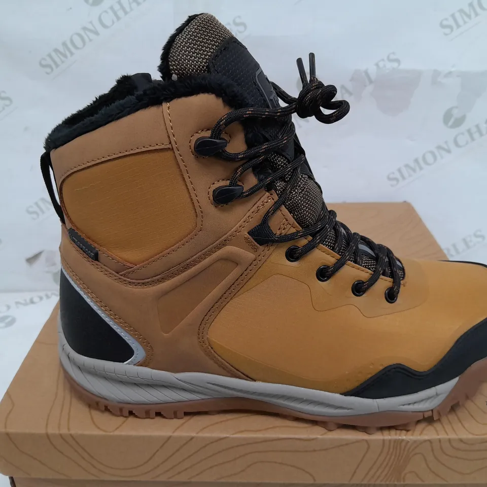 BOXED PAIR OF TRESPASS UNISEX BOOTS IN HAZE TAN - UK 8