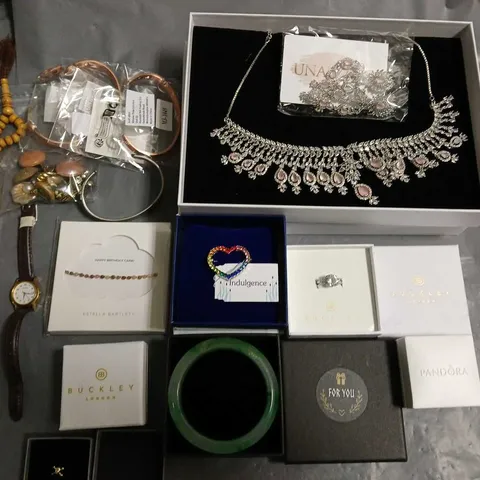 LOT OF ASSORTED JEWELLERY ITEMS TO INCLUDE NECKLACES, RINGS AND NECKLACES