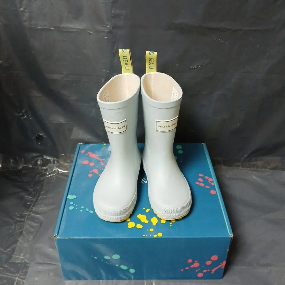 BOXED PAIR OF HOLLY & BEAU RUBBER LIGHT BLUE RAIN BOOTS - KIDS UK 8