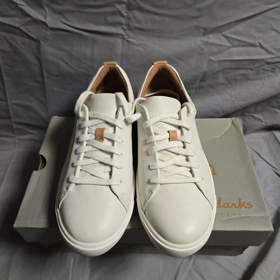 BOXED PAIR OF CLARKS UN MAUI LACE TRAINERS - UK SIZE 5