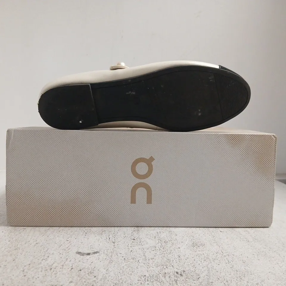 BOXED PAIR OF NINE WEST WOMEN'S LEATHER MARY JANE SHOES IN BEIGE/CREAM WITH BLACK TOE CAP