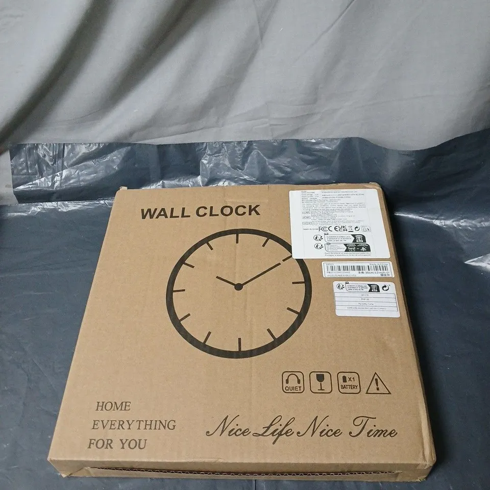 BOX OF APPROXIMATELY 20 ASSORTED HOUSEHOLD ITEMS INCLUDING SNUG AS BUG BIG WOOL , WALL CLOCK  AND CLOTHES LINE 