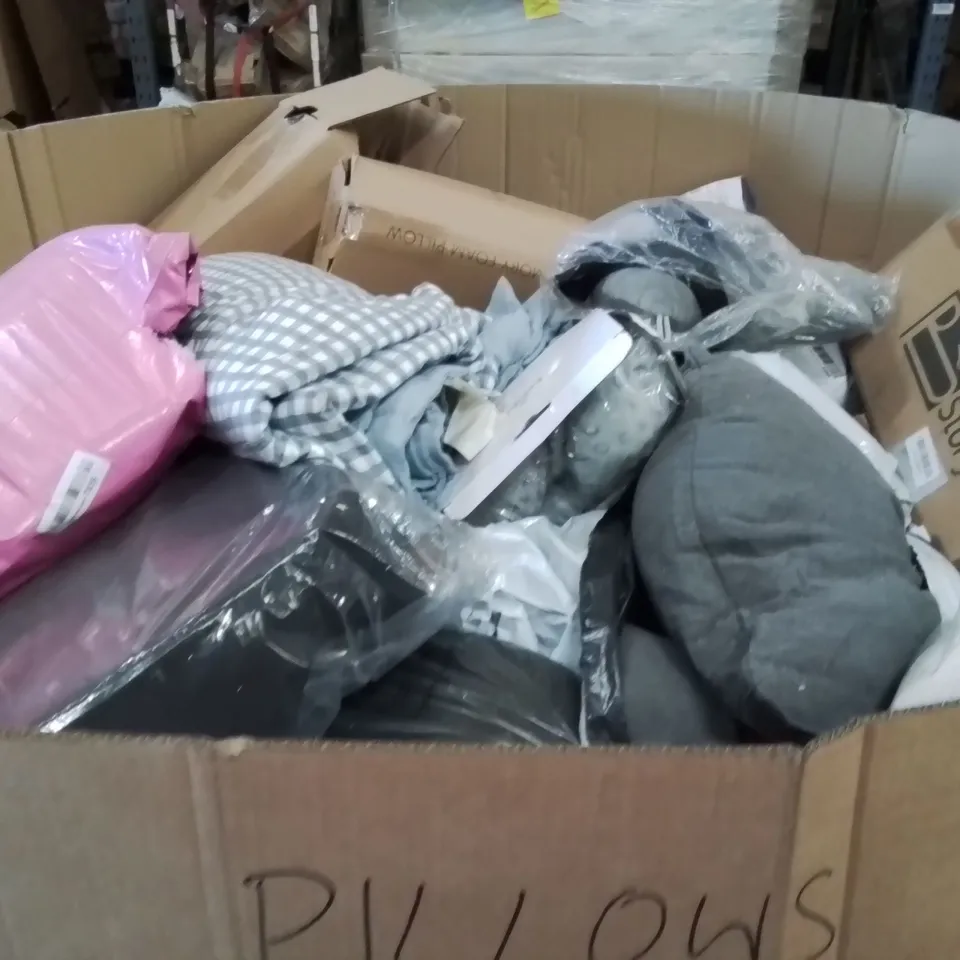 PALLET CONTAINING A LARGE QUANTITY OF PILLOWS