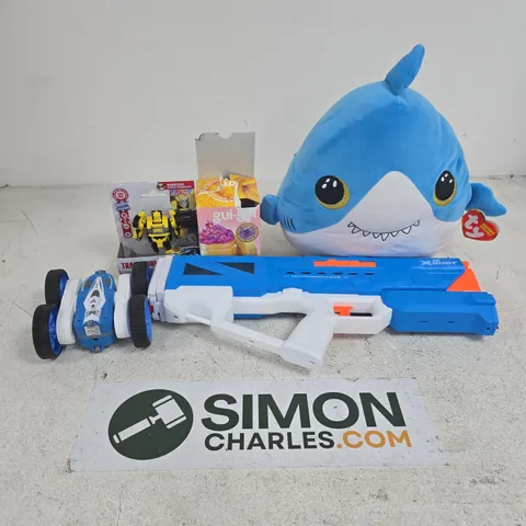 APPROXIMATELY 10 ASSORTED TOYS & GAMES PRODUCTS TO INCLUDE X-SHOT WATER GUN, TRANSFORMERS CYBERWORLD BUMBLEE CYBER CHANGERS, GUI GUI, ETC