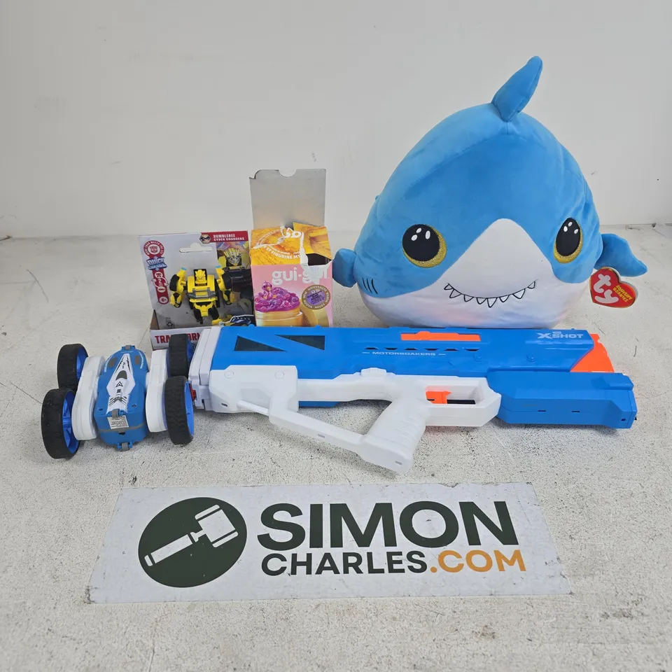 APPROXIMATELY 10 ASSORTED TOYS & GAMES PRODUCTS TO INCLUDE X-SHOT WATER GUN, TRANSFORMERS CYBERWORLD BUMBLEE CYBER CHANGERS, GUI GUI, ETC
