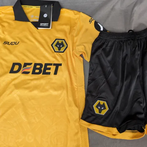 KID'S WOLVERHAMPTON WANDERERS FOOTBALL KIT SIZE 24