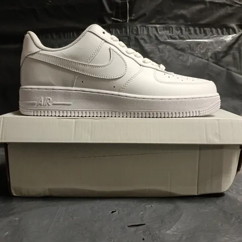 BOXED PAIR OF NIKE AIR FORCE 1 '07 TRAINERS IN WHITE SIZE UK 9