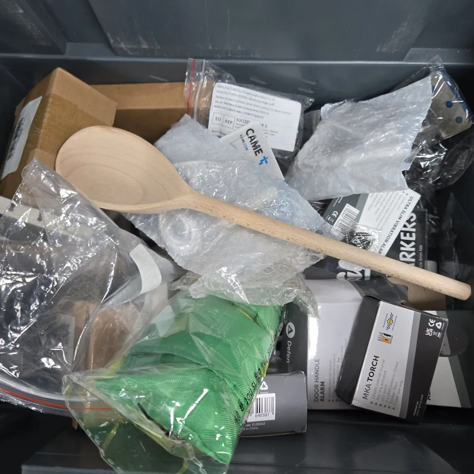 APPROXIMATELY 20 ASSORTED HOUSEHOLD ITEMS TO INCLUDE TITLEIST GOLF BALLS, WHITE CHALK MARKERS, CARTRIDGE FILTER SERVICE PACK, ETC