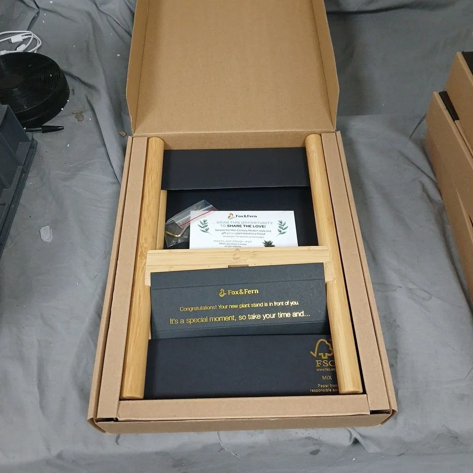 FOX & FERN PLANT STAND 
