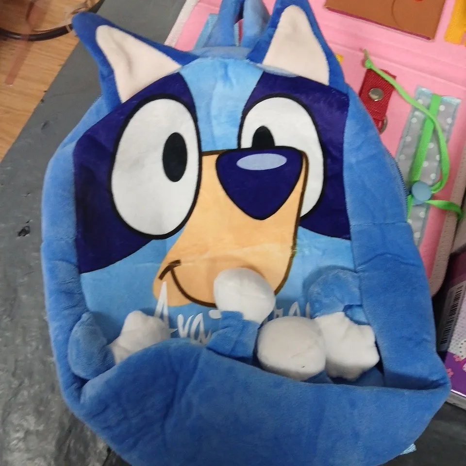 LOT OF 8 ASSORTED ITEMS TO INCLUDE BLUEY BACKPACK, WOODEN PUZZLE AND TOY STORY NOTEPAD