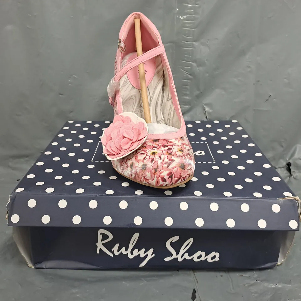 BOXED PAIR OF RUBY SHOO HEELED SHOES IN PINK/WHITE FLORAL DESIGN W. FABRIC DETAIL SIZE UK 6
