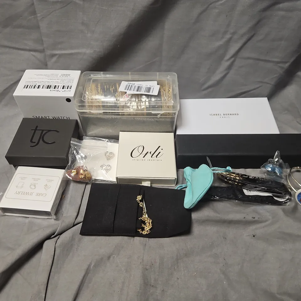 APPROXIMATELY 15 ASSORTED JEWELLERY ITEMS TO INCLUDE SMART WATCH, BRACELETS, EARRINGS, ETC