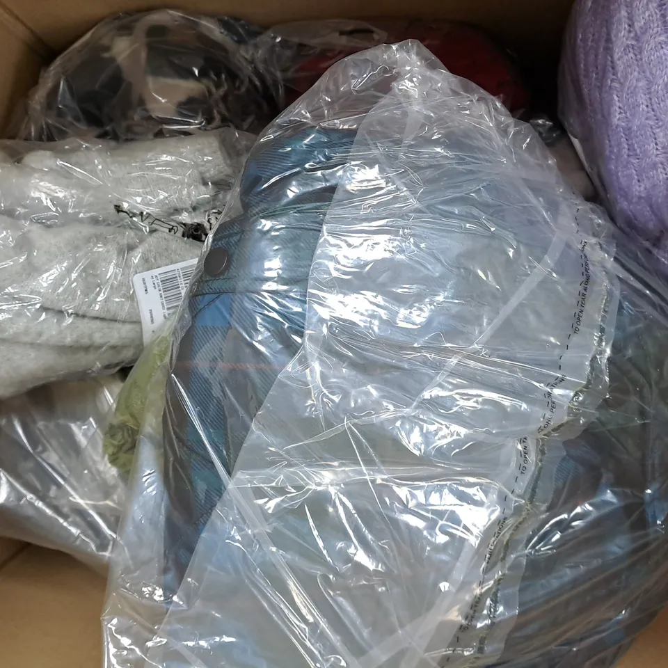 BOX OF APPROXIMATELY 10 ASSORTED HOUSEHOLD AND FASHION ITEMS IN VARIOUS STYLES, SIZES, AND COLOURS - COLLECTION ONLY
