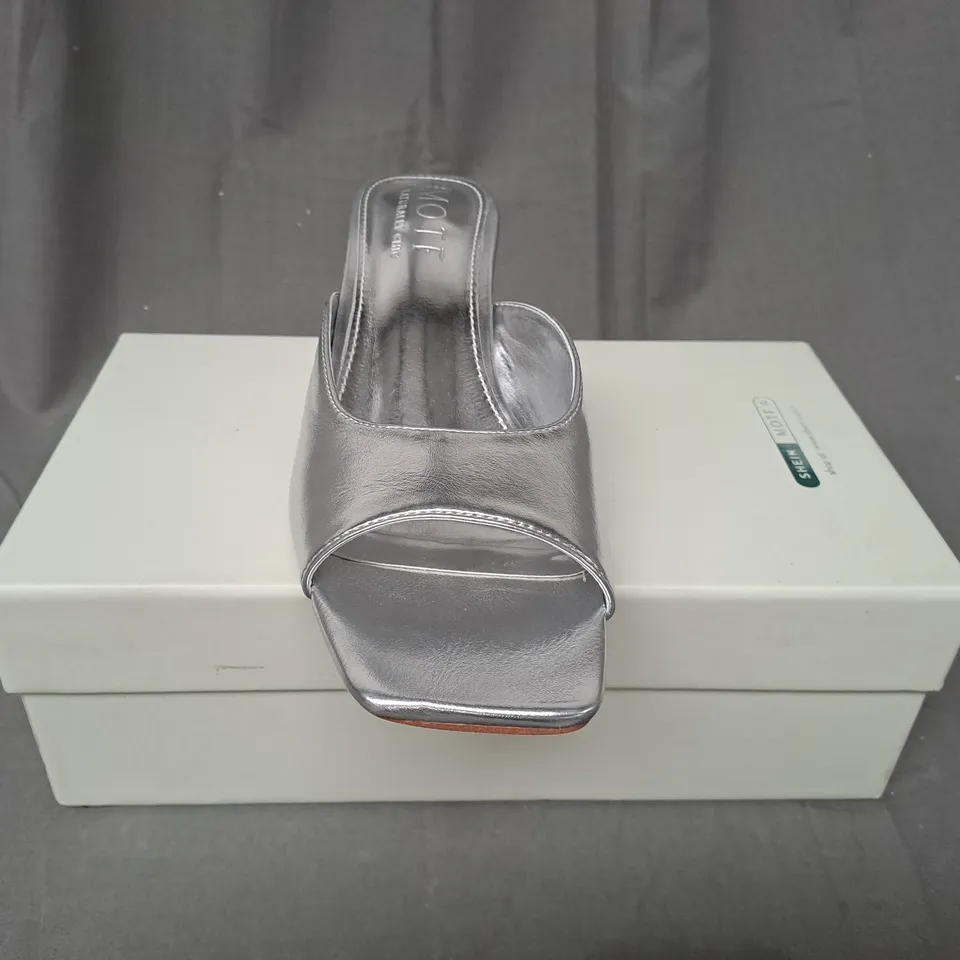 BOXED PAIR OF MOTF OPEN-TOE LOW HEEL SANDALS IN METALLIC SILVER EU SIZE 39