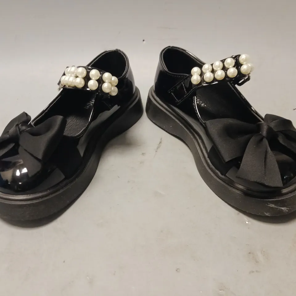 BOXED PAIR OF DESIGNER KIDS SHOES IN GLOSSY BLACK W. PEARL EFFECT DETAIL EU SIZE 29