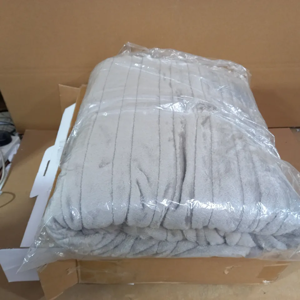  COZEE HOME HEATED PLUSH WASHABLE THROW 