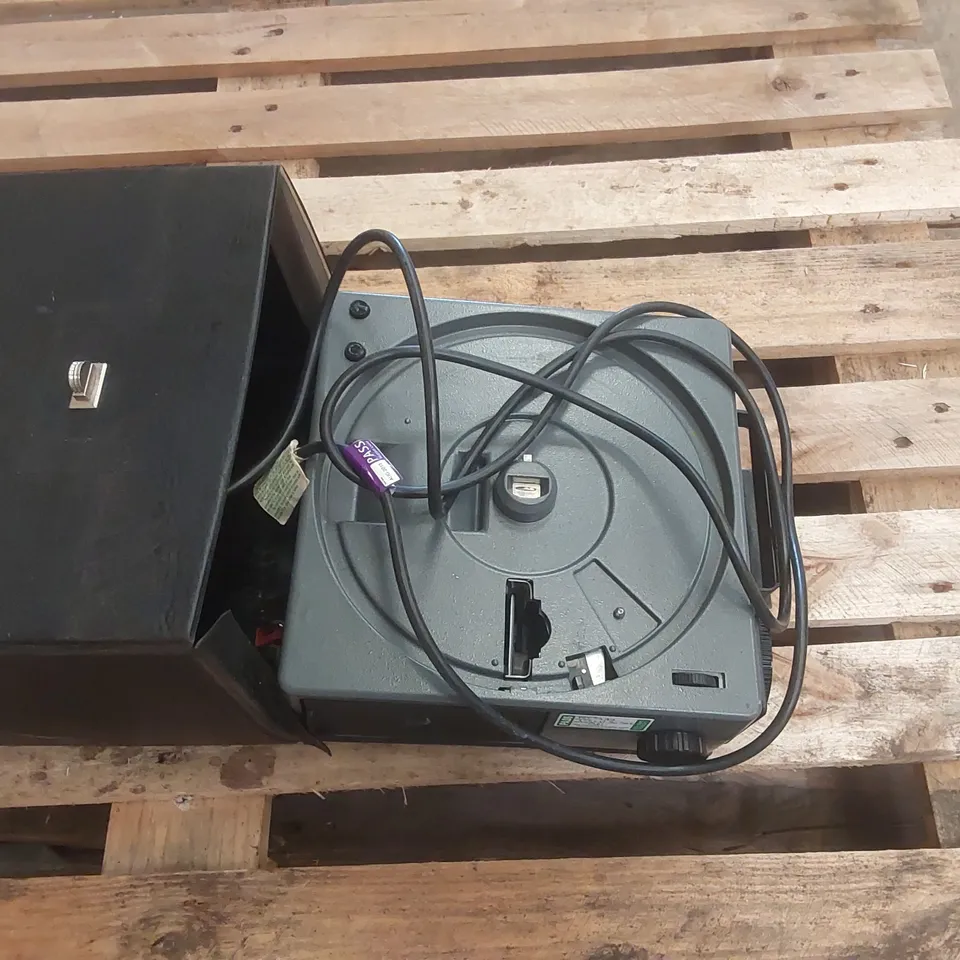 KODAK CAROUSEL S-AV 2010 PROJECTOR WITH CASE