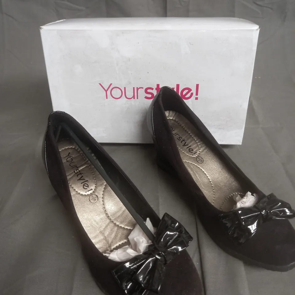 BOXED PAIR OF YOURSTYLE BOWL WEDGE BLACK HEELS SIZE 5