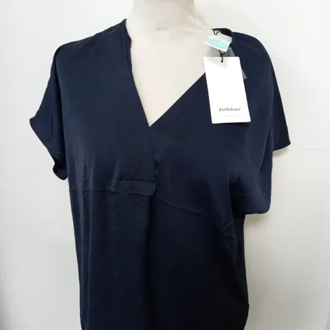 APPROXIMATELY 20 ASSORTED CLOTHING ITEMS TO INCLUDE SHIRTS, TROUSERS, DRESSES