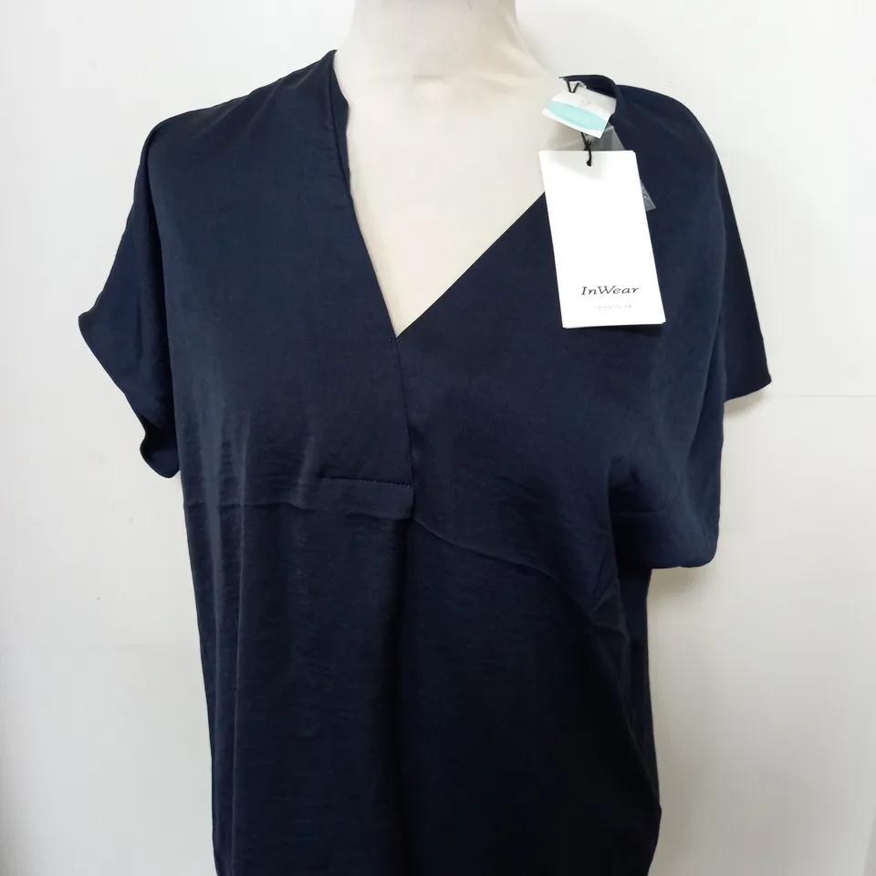 APPROXIMATELY 20 ASSORTED CLOTHING ITEMS TO INCLUDE SHIRTS, TROUSERS, DRESSES 