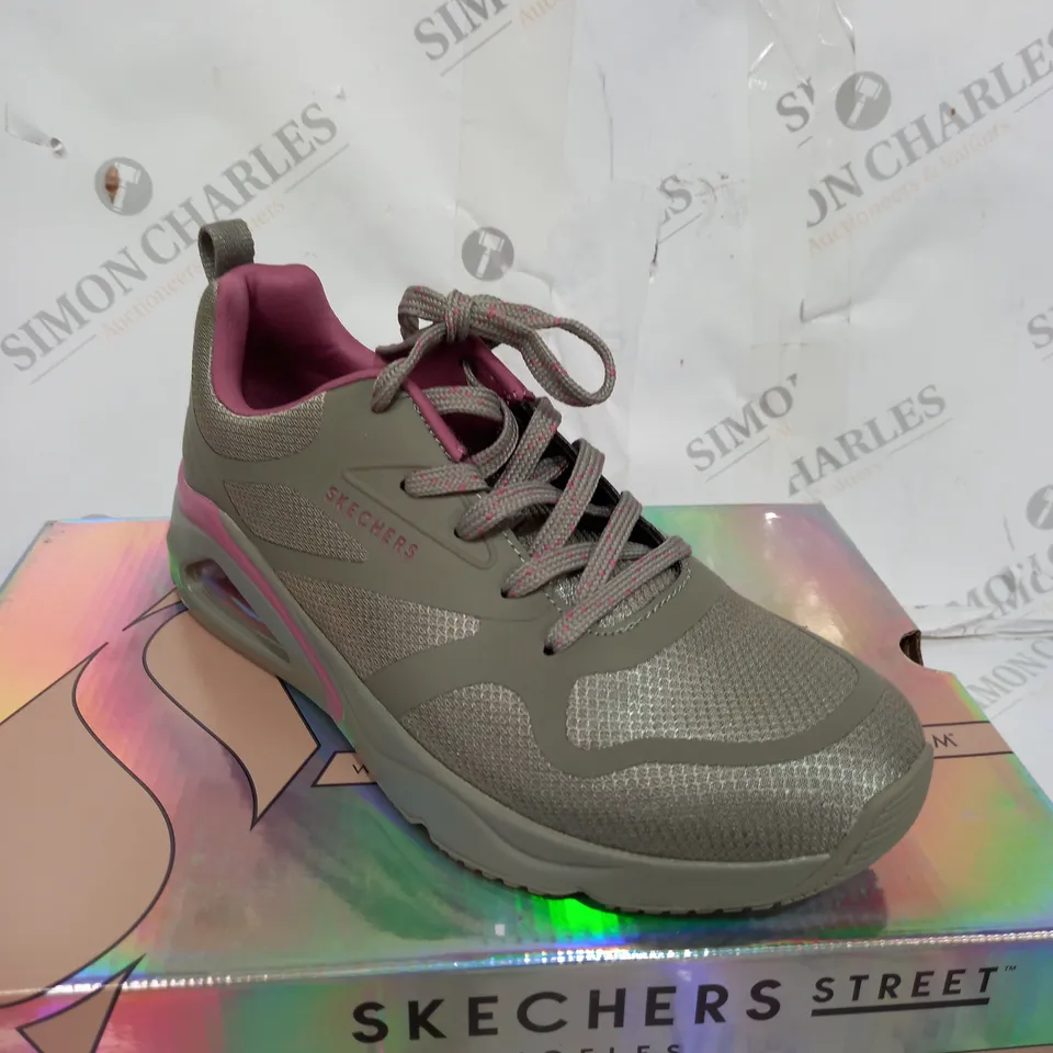 BOXED SKETCHERS STREET LOS ANGELES MEMORY FOAM SHOE IN KHAKI GREEN - SIZE 6
