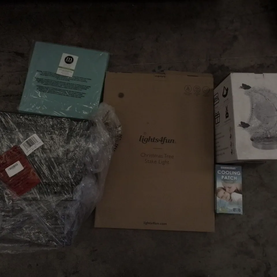 PALLET OF ASSORTED ITEMS INCLUDING TABLE LAMP, MESH STORAGE BASKETS, CHRISTMAS TREE STAKE LIGHT, COOLING PATCH, COLLAPSIBLE STORAGE BOX