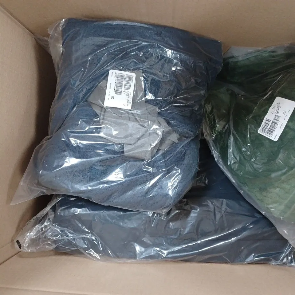 BOX OF APPROXIMATELY 10 ASSORTED ITEMS OF CLOTHING TO INCLUDE CENTIGRADE, COZEE HOME, ETC