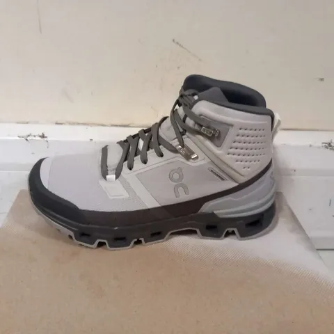 BOXED ON CLOUDROCK 2 WATERPROOF BOOTS SIE 4.5