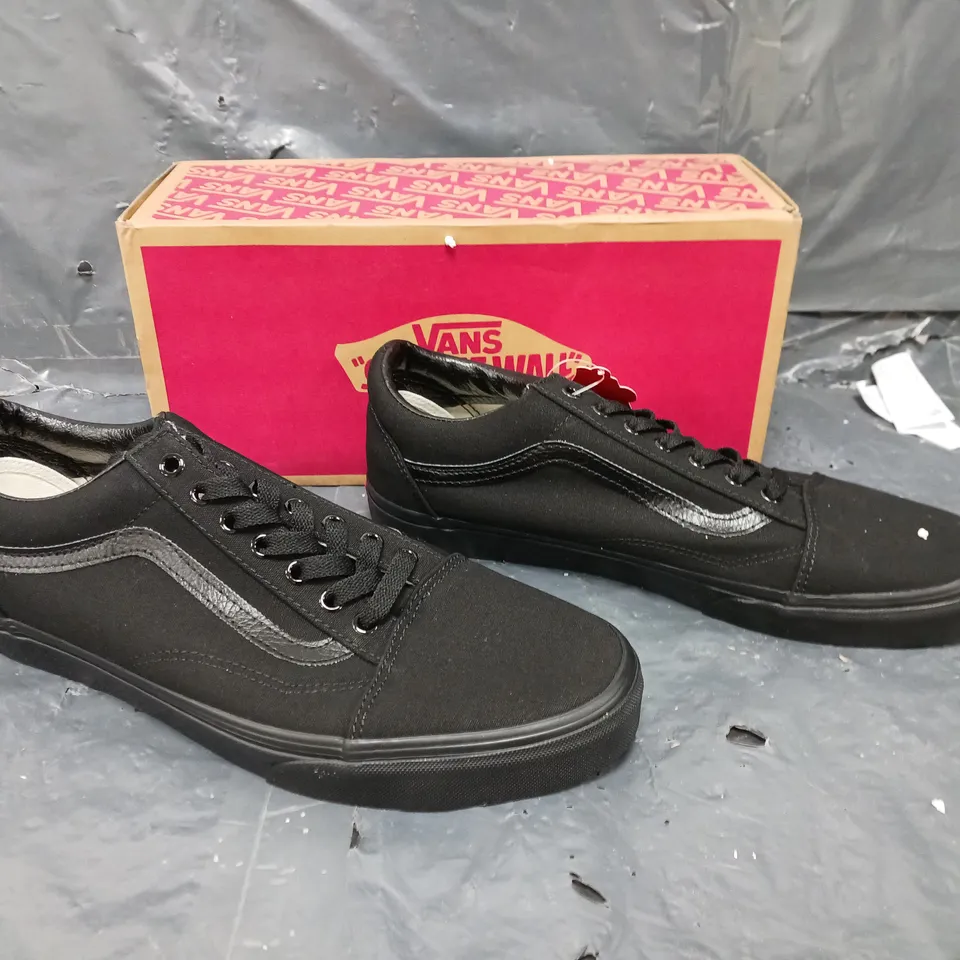 BOXED PAIR OF VANS OLD SKOOL BLACK UK 11