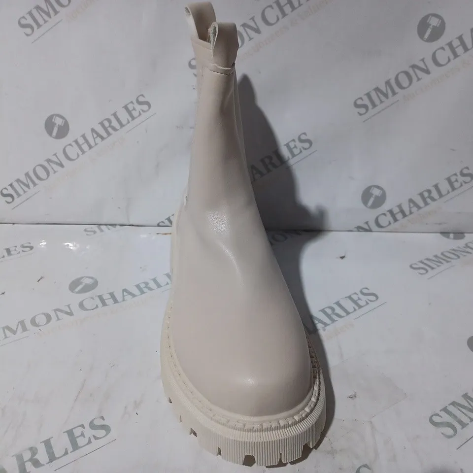 BOXED PAIR OF DESIGNER CHELSEA BOOTS IN CREAM EU SIZE 40