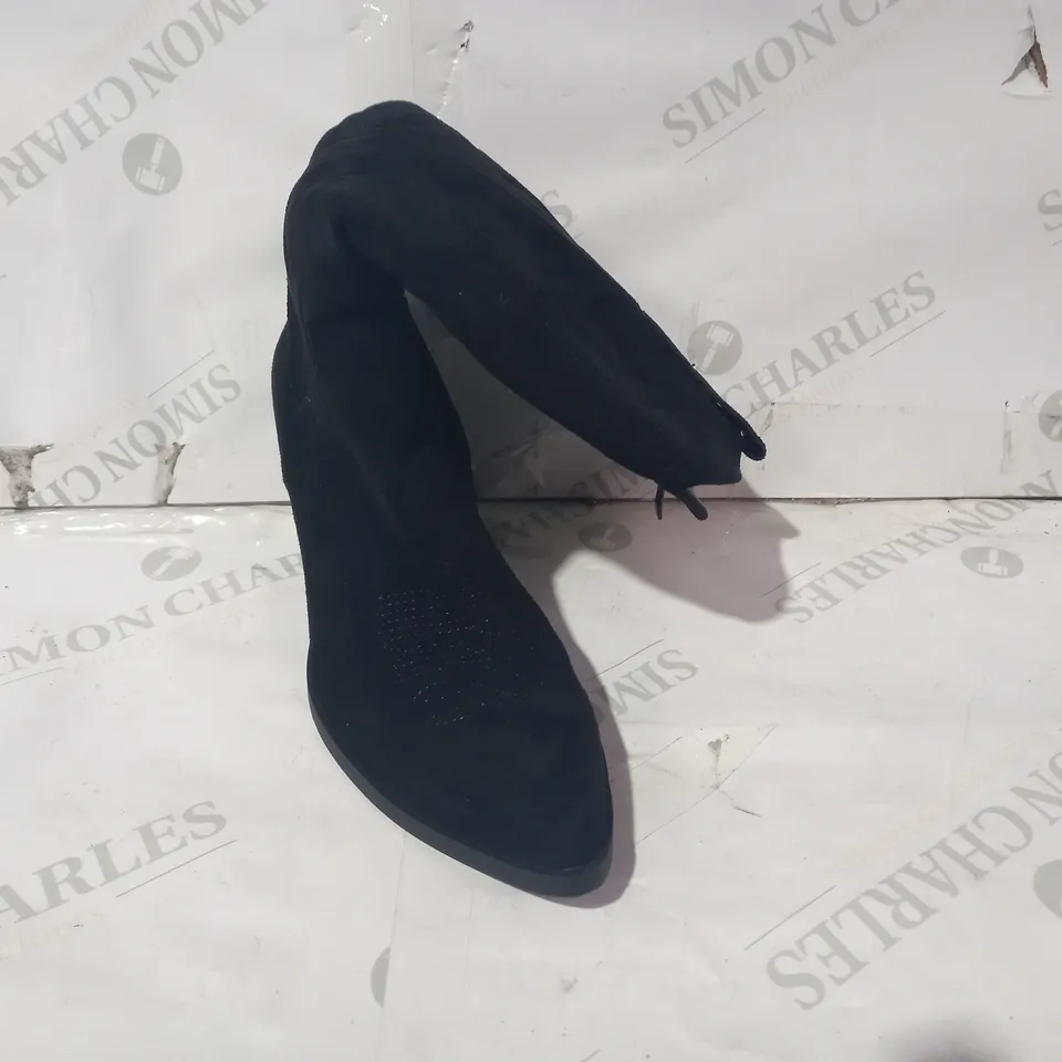 BOXED PAIR OF DESIGNER FAUX SUEDE COWBOY BOOTS IN BLACK UK SIZE 6