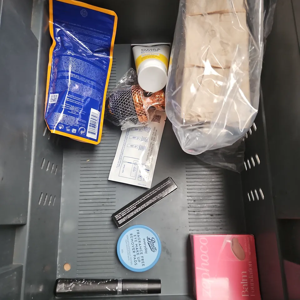 APPROXIMATELY 20 ASSORTED HEALTH & BEAUTY PRODUCTS TO INCLUDE - LEE STAFFORD SHAMPOO - MAKE UP BRUSH SET - UMBERTO GIANNINI CURL JELLY - ETC
