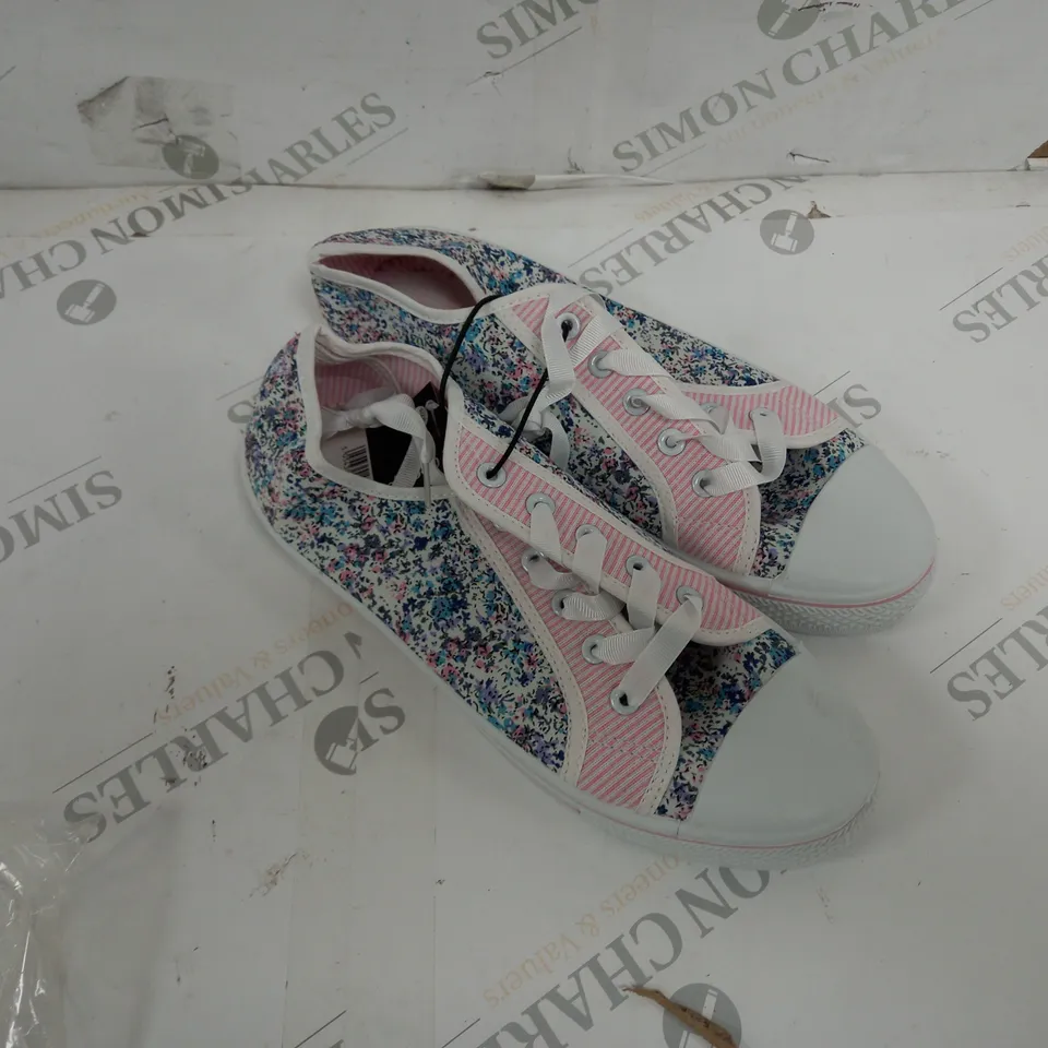 APPROXIMATELY 15 GEORGE SNEAKERS IN SIZE 5 