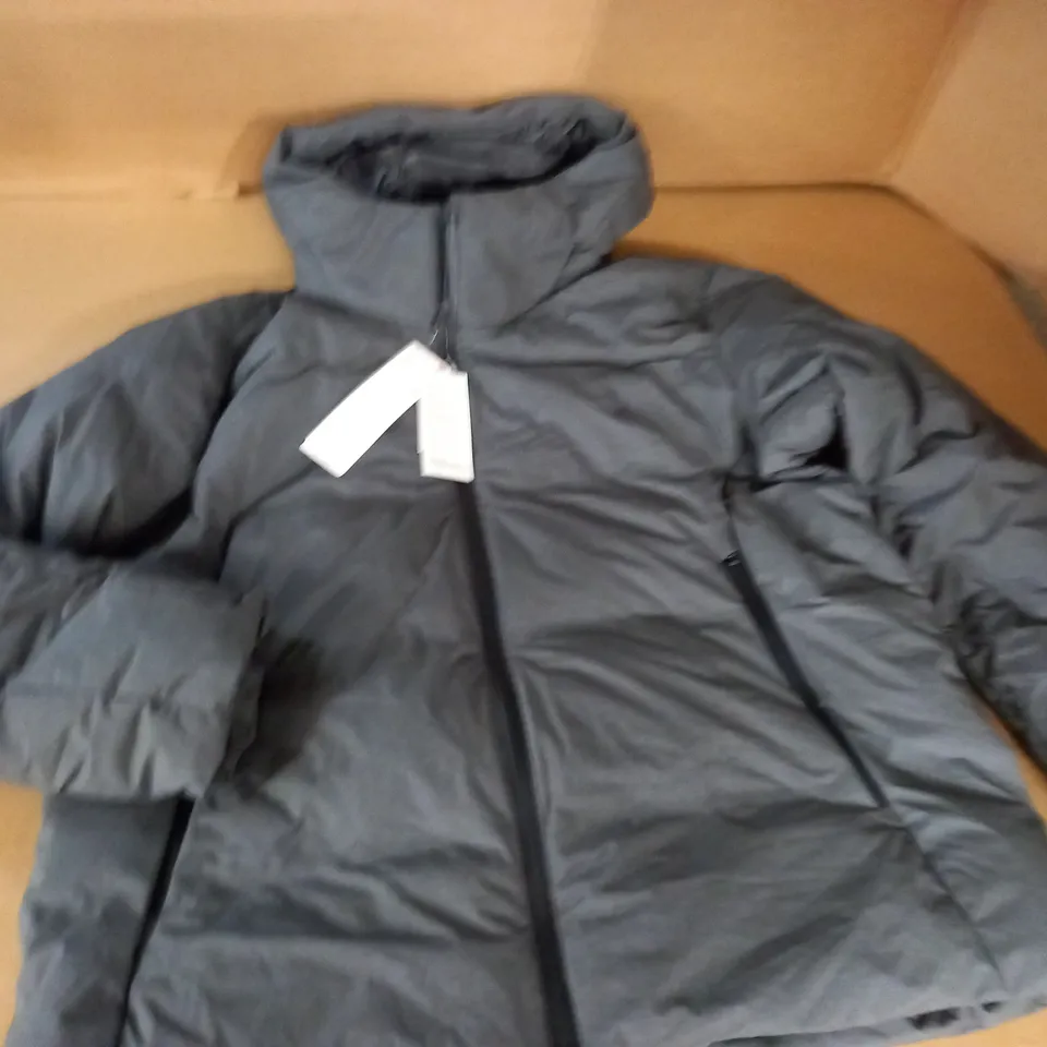 UNI QLO SEAMLESS DOWN PARKA IN SILVER - L