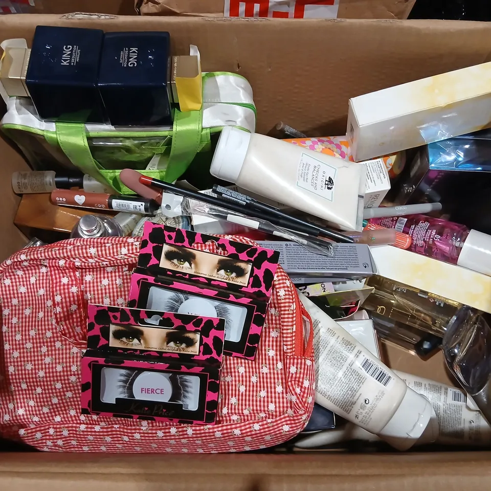LARGE QUANTITY OF ASSORTED HEALTH & BEAUTY PRODUCTS – ASSORTED COSMETICS, FRAGRANCE & SKINCARE ITEMS (EYELASHES, MASKS, LOTIONS)