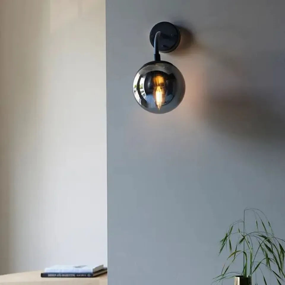 BOXED VOGUE NEWTON WALL LIGHT