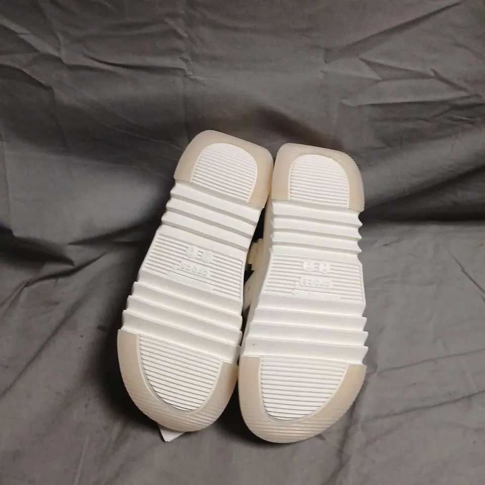 CROCS WHITE SANDALS WITH BACK STRAP – SIZE UK M3/W4